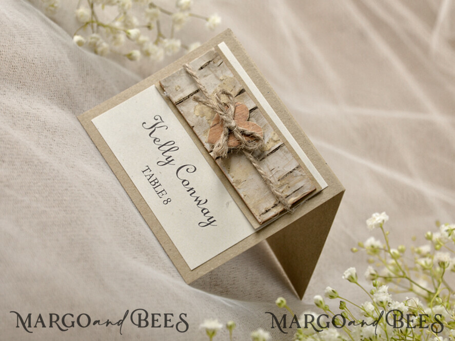 PLATZKARTEN / TISCHKARTEN
Rustikale Eco-Hochzeitsplatzkarten Romantische Eco-Hochzeit Platzkarten mit Rinde und Juteschnur, braune und elfenbeinfarbene Namensschilder mit Holzherz, rustikale Hochzeitsstationery, elegante Hochzeit Platzkarten
