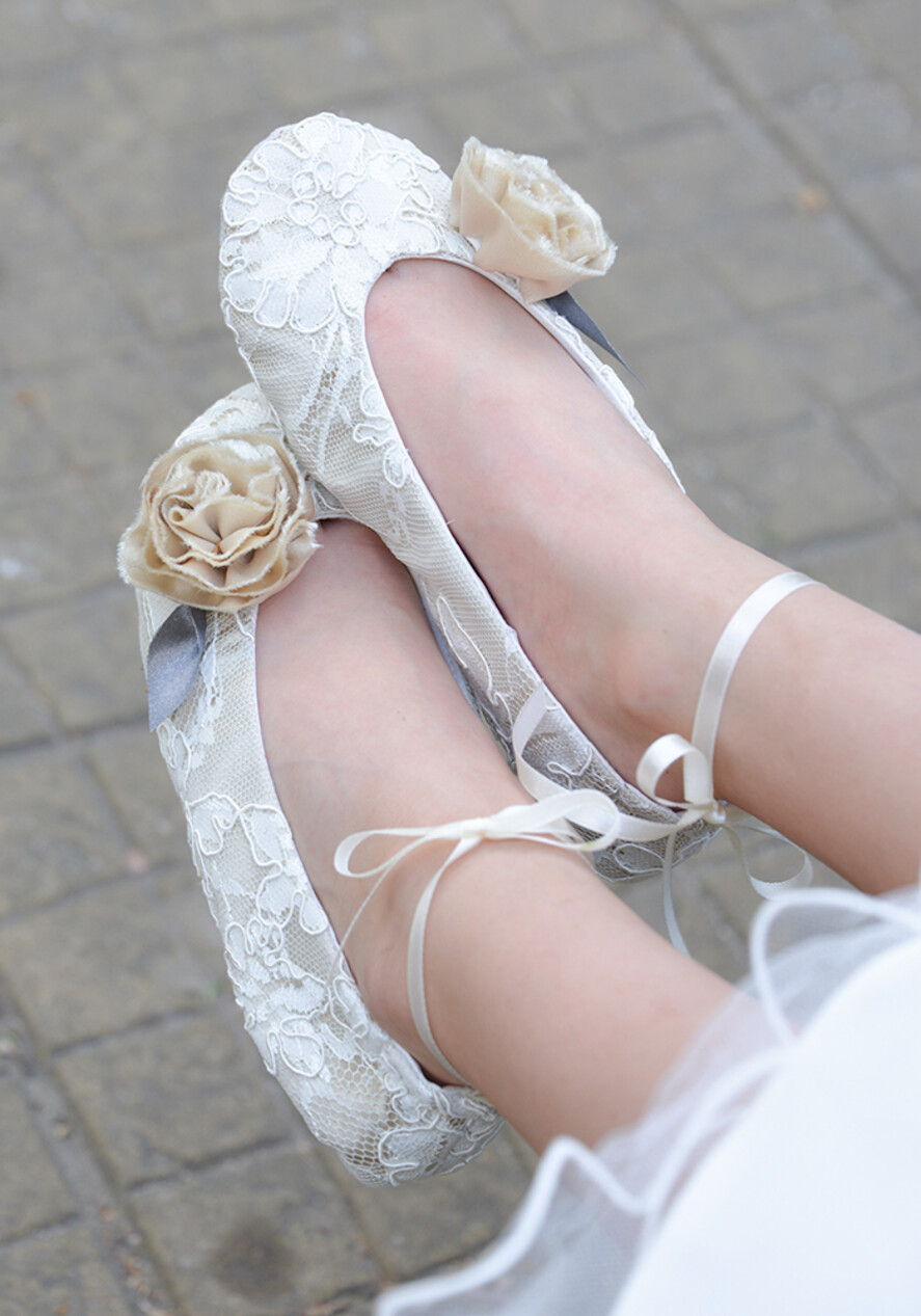 BASKET, PILLOWS & SHOES basket shoes