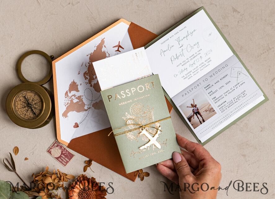 HOCHZEITS EINLADUNGEN Pass zur Liebe / Strandhochzeits-Einladungen Salbeigrüne Terrakotta-Passport-Hochzeits Einladung, verbranntes Orange-Gold-Hochzeitskarten Boarding Pass, Toskana-Passport-Hochzeitseinladungen im Ausland, Hochzeits Einladungen für Zielorte, Reisekarten-Hochzeitsstationery