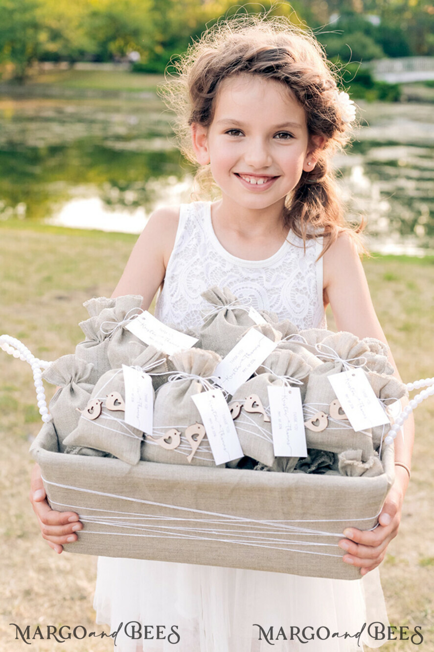 WEDDING FAVORS Shabby Chic Linen Favor Bags cute wedding favor cards, Rustic linen bags