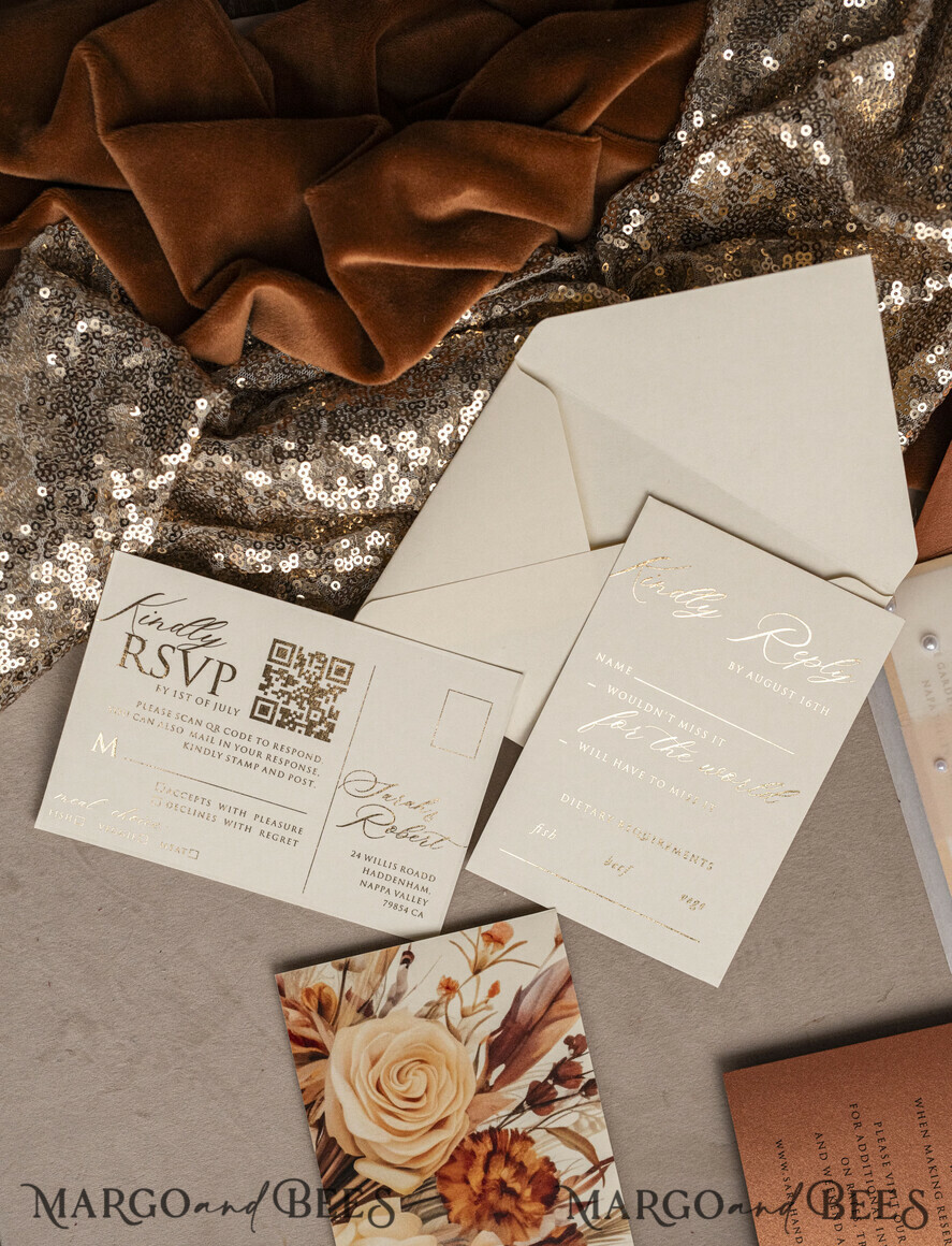HOCHZEITS EINLADUNGEN Gold / Roségold / Silber / Glitzer Terrakotta Chiffon Schleife mit Perlen maßgeschneiderte elegante Einladungskarten für Hochzeiten in verbranntem Orange und Gold, weiße Perlen goldene Hochzeitseinladungen, Boho goldene Mappe Hochzeitsstationery, Vellum Etui mit Monogramm.