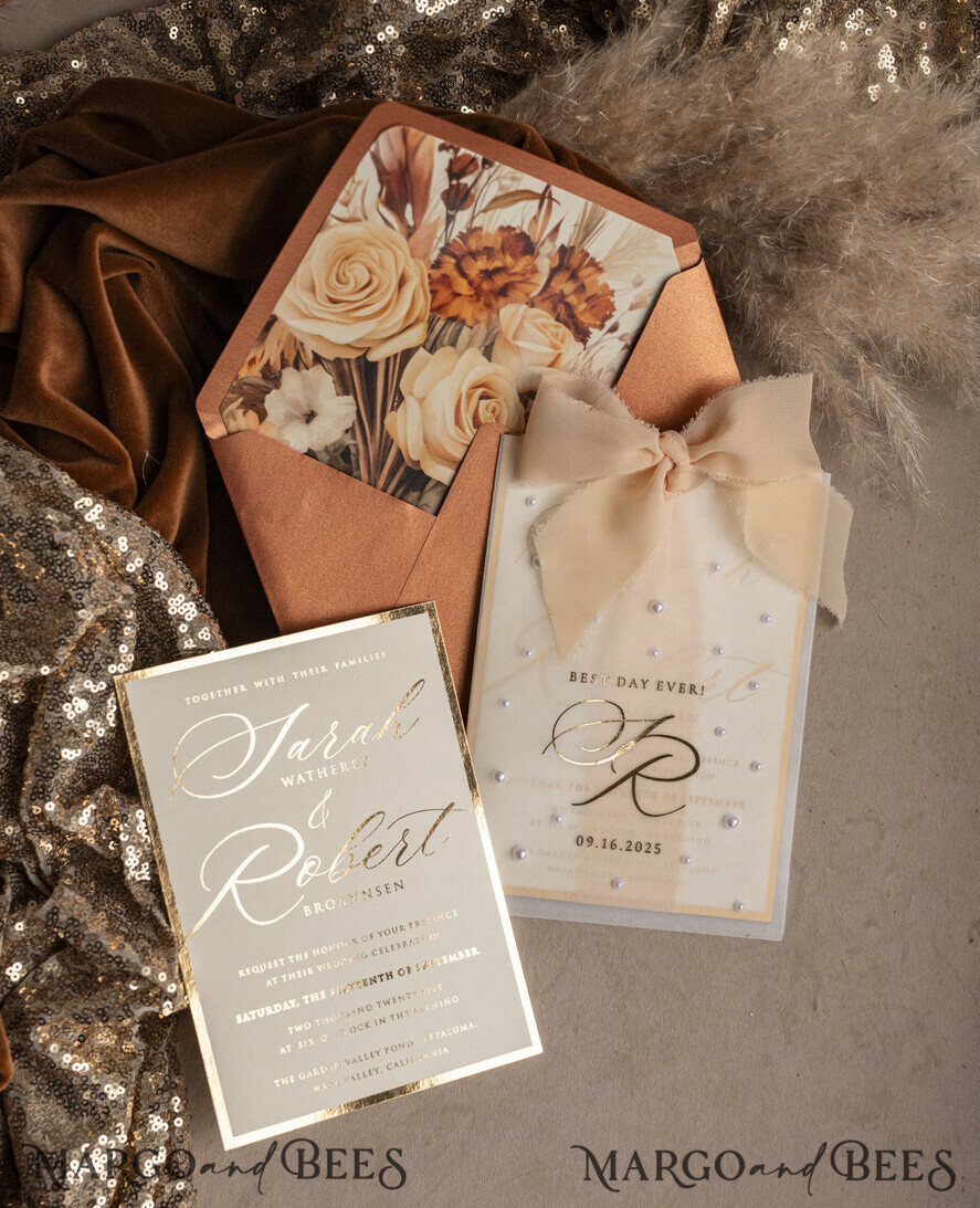 HOCHZEITS EINLADUNGEN Gold / Roségold / Silber / Glitzer Terrakotta Chiffon Schleife mit Perlen maßgeschneiderte elegante Einladungskarten für Hochzeiten in verbranntem Orange und Gold, weiße Perlen goldene Hochzeitseinladungen, Boho goldene Mappe Hochzeitsstationery, Vellum Etui mit Monogramm.
