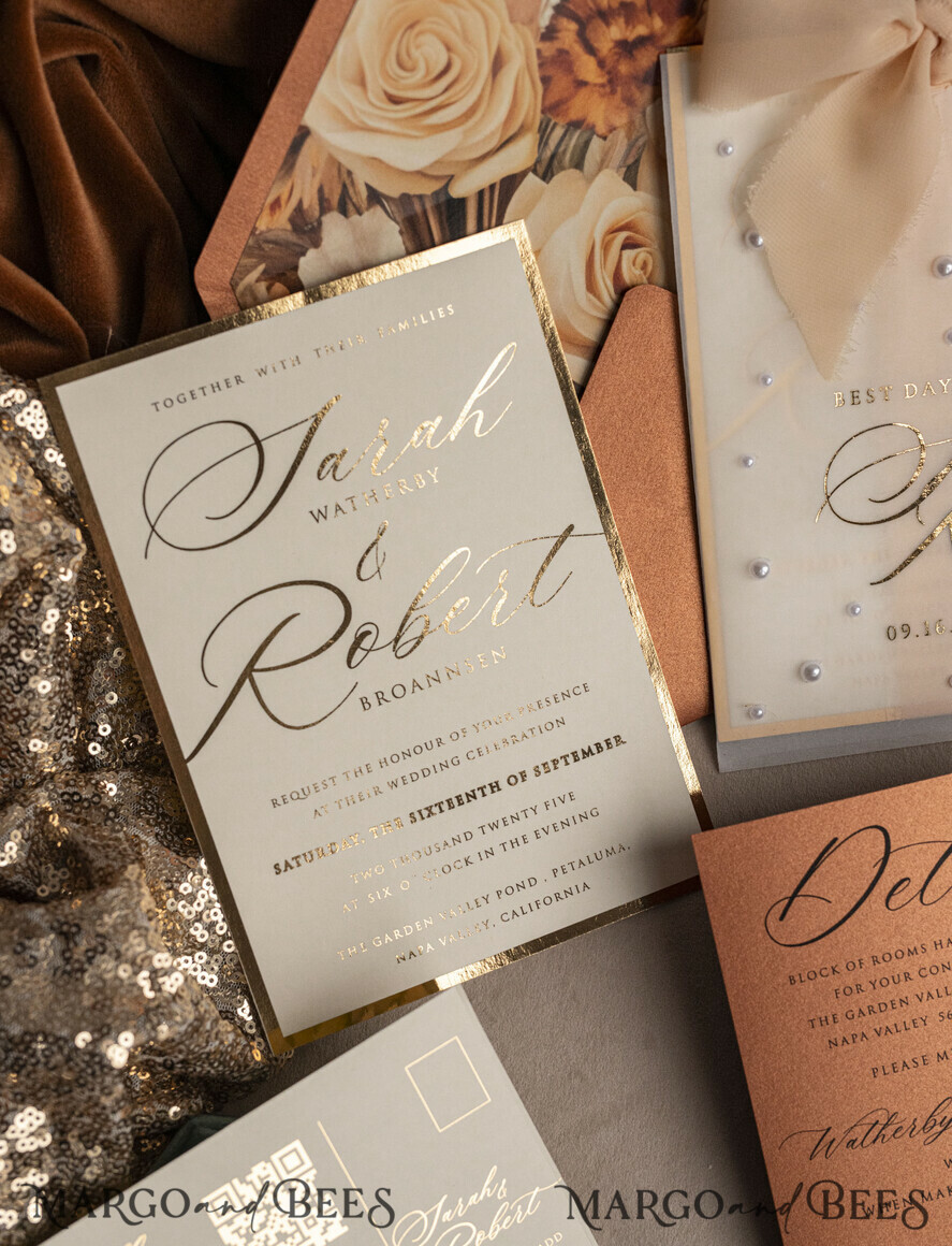 HOCHZEITS EINLADUNGEN Gold / Roségold / Silber / Glitzer Terrakotta Chiffon Schleife mit Perlen maßgeschneiderte elegante Einladungskarten für Hochzeiten in verbranntem Orange und Gold, weiße Perlen goldene Hochzeitseinladungen, Boho goldene Mappe Hochzeitsstationery, Vellum Etui mit Monogramm.