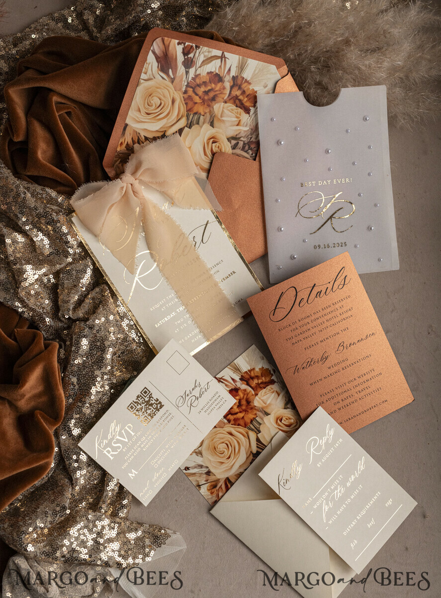 HOCHZEITS EINLADUNGEN Gold / Roségold / Silber / Glitzer Terrakotta Chiffon Schleife mit Perlen maßgeschneiderte elegante Einladungskarten für Hochzeiten in verbranntem Orange und Gold, weiße Perlen goldene Hochzeitseinladungen, Boho goldene Mappe Hochzeitsstationery, Vellum Etui mit Monogramm.