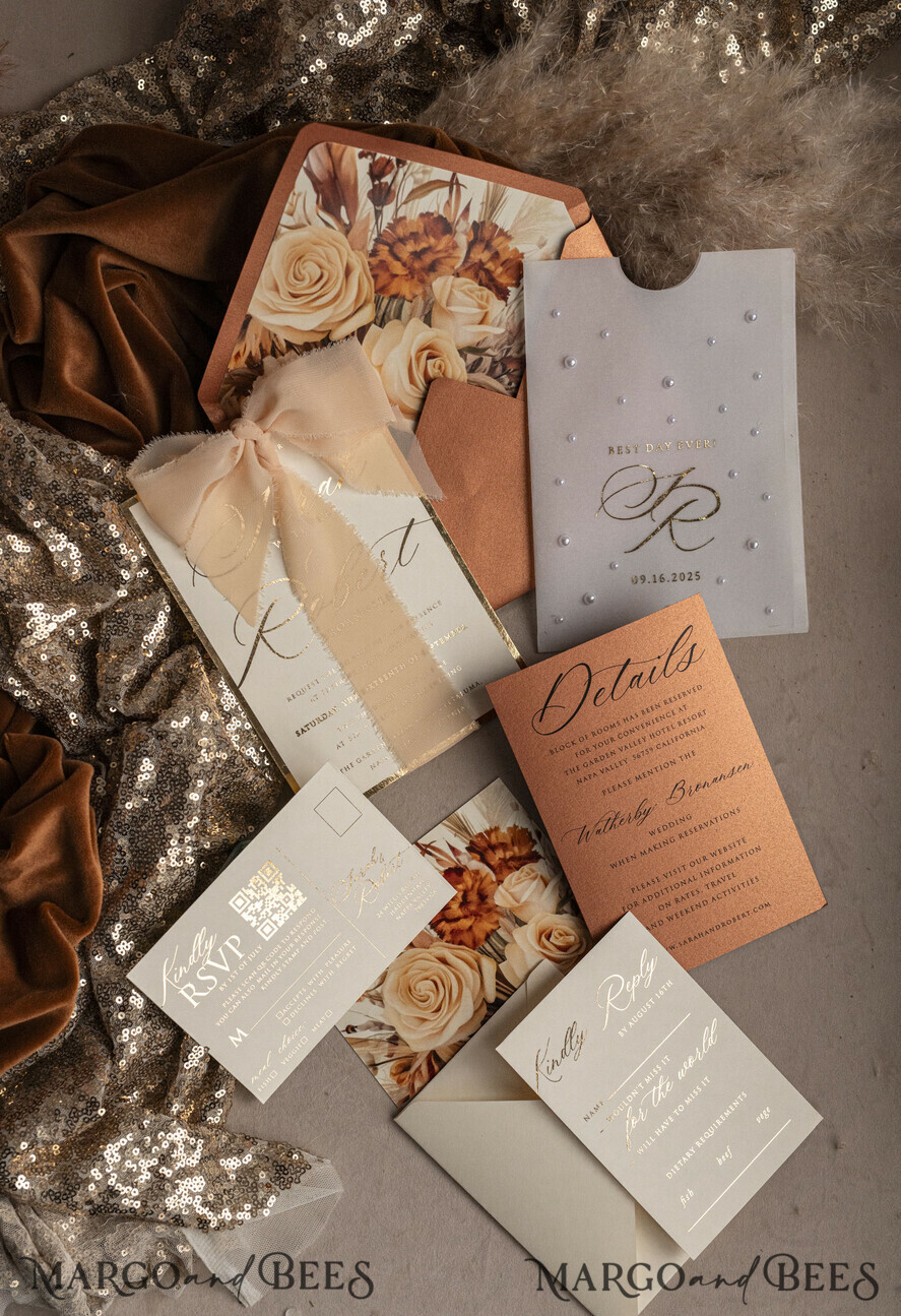 HOCHZEITS EINLADUNGEN Gold / Roségold / Silber / Glitzer Terrakotta Chiffon Schleife mit Perlen maßgeschneiderte elegante Einladungskarten für Hochzeiten in verbranntem Orange und Gold, weiße Perlen goldene Hochzeitseinladungen, Boho goldene Mappe Hochzeitsstationery, Vellum Etui mit Monogramm.