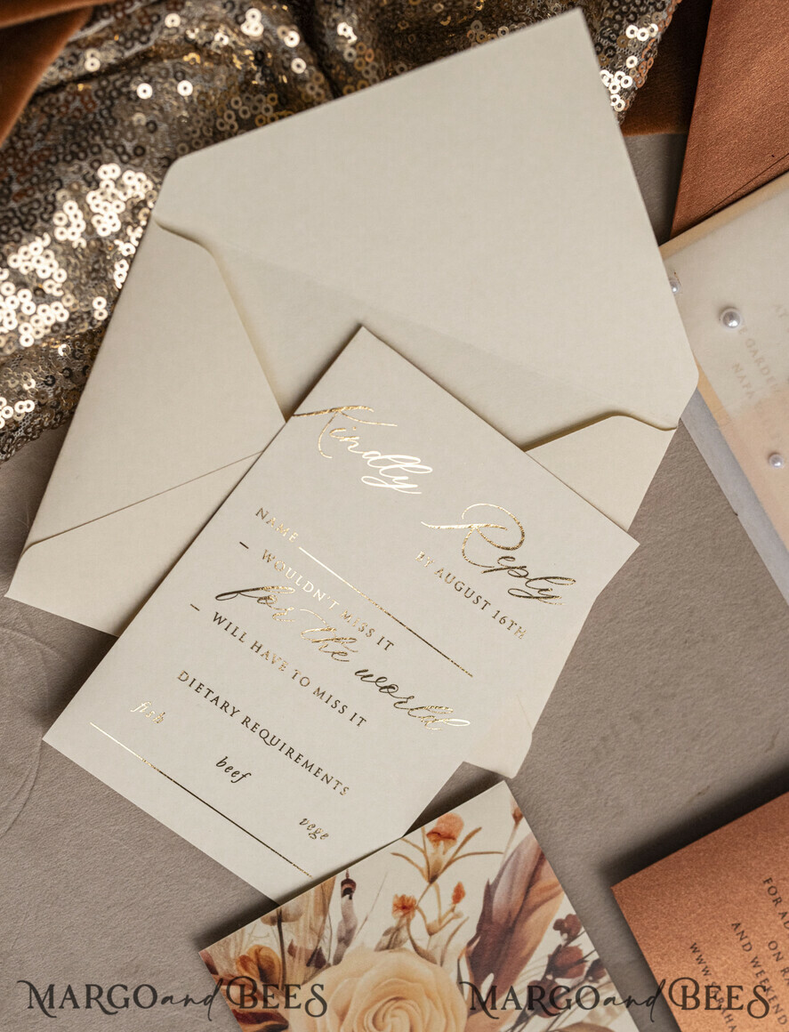 HOCHZEITS EINLADUNGEN Gold / Roségold / Silber / Glitzer Terrakotta Chiffon Schleife mit Perlen maßgeschneiderte elegante Einladungskarten für Hochzeiten in verbranntem Orange und Gold, weiße Perlen goldene Hochzeitseinladungen, Boho goldene Mappe Hochzeitsstationery, Vellum Etui mit Monogramm.