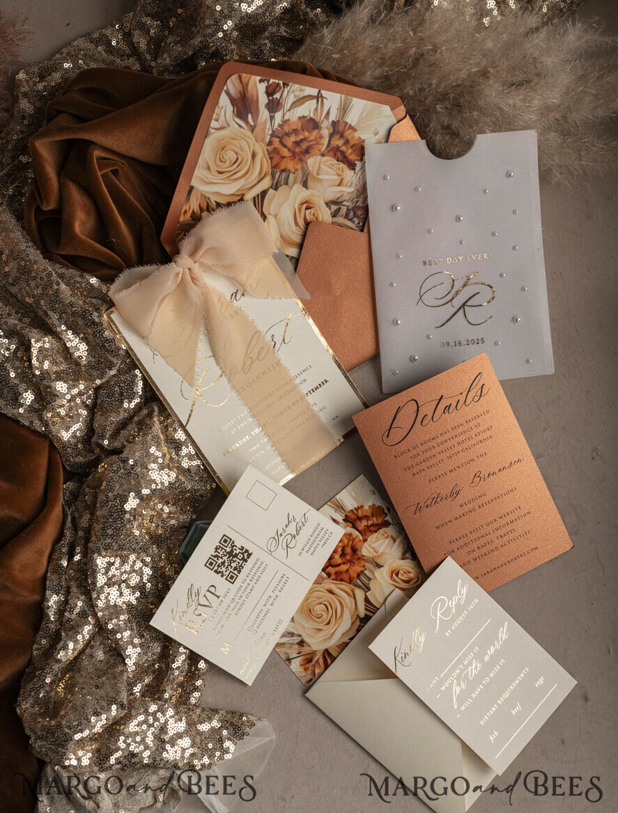 HOCHZEITS EINLADUNGEN Gold / Roségold / Silber / Glitzer Terrakotta Chiffon Schleife mit Perlen maßgeschneiderte elegante Einladungskarten für Hochzeiten in verbranntem Orange und Gold, weiße Perlen goldene Hochzeitseinladungen, Boho goldene Mappe Hochzeitsstationery, Vellum Etui mit Monogramm.