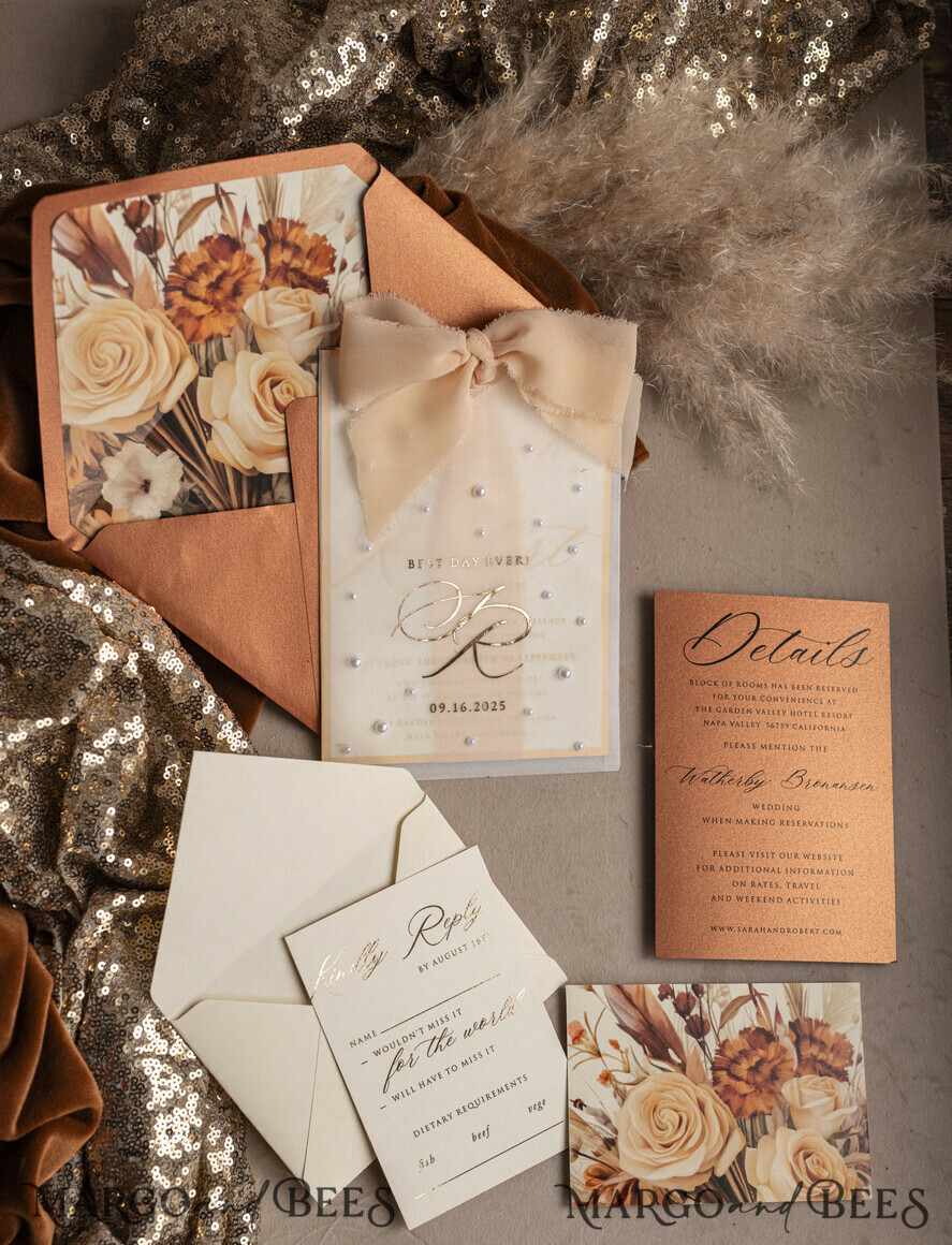 HOCHZEITS EINLADUNGEN Gold / Roségold / Silber / Glitzer Terrakotta Chiffon Schleife mit Perlen maßgeschneiderte elegante Einladungskarten für Hochzeiten in verbranntem Orange und Gold, weiße Perlen goldene Hochzeitseinladungen, Boho goldene Mappe Hochzeitsstationery, Vellum Etui mit Monogramm.