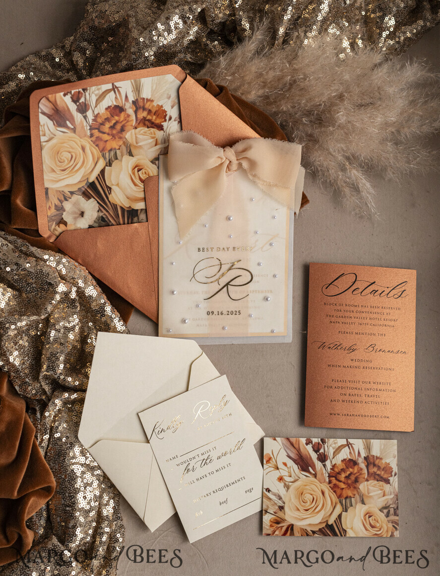 HOCHZEITS EINLADUNGEN Gold / Roségold / Silber / Glitzer Terrakotta Chiffon Schleife mit Perlen maßgeschneiderte elegante Einladungskarten für Hochzeiten in verbranntem Orange und Gold, weiße Perlen goldene Hochzeitseinladungen, Boho goldene Mappe Hochzeitsstationery, Vellum Etui mit Monogramm.