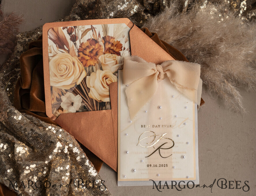 HOCHZEITS EINLADUNGEN Gold / Roségold / Silber / Glitzer Terrakotta Chiffon Schleife mit Perlen maßgeschneiderte elegante Einladungskarten für Hochzeiten in verbranntem Orange und Gold, weiße Perlen goldene Hochzeitseinladungen, Boho goldene Mappe Hochzeitsstationery, Vellum Etui mit Monogramm.