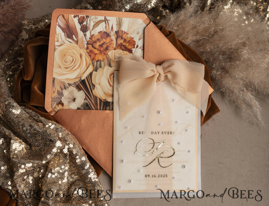 HOCHZEITS EINLADUNGEN Gold / Roségold / Silber / Glitzer Terrakotta Chiffon Schleife mit Perlen maßgeschneiderte elegante Einladungskarten für Hochzeiten in verbranntem Orange und Gold, weiße Perlen goldene Hochzeitseinladungen, Boho goldene Mappe Hochzeitsstationery, Vellum Etui mit Monogramm.