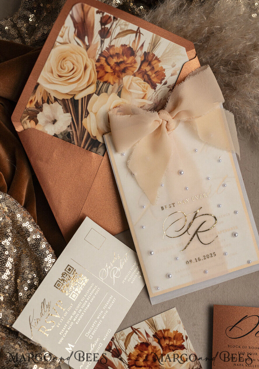 HOCHZEITS EINLADUNGEN Gold / Roségold / Silber / Glitzer Terrakotta Chiffon Schleife mit Perlen maßgeschneiderte elegante Einladungskarten für Hochzeiten in verbranntem Orange und Gold, weiße Perlen goldene Hochzeitseinladungen, Boho goldene Mappe Hochzeitsstationery, Vellum Etui mit Monogramm.