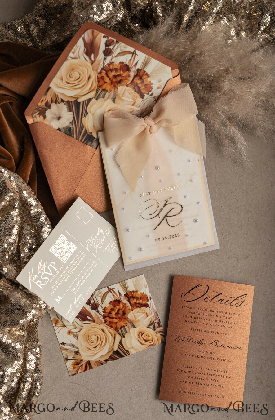 HOCHZEITS EINLADUNGEN Gold / Roségold / Silber / Glitzer Terrakotta Chiffon Schleife mit Perlen maßgeschneiderte elegante Einladungskarten für Hochzeiten in verbranntem Orange und Gold, weiße Perlen goldene Hochzeitseinladungen, Boho goldene Mappe Hochzeitsstationery, Vellum Etui mit Monogramm.