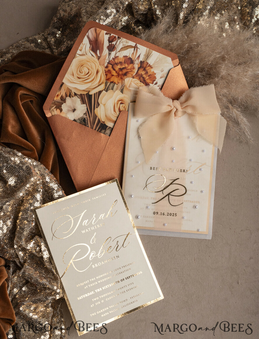 HOCHZEITS EINLADUNGEN Gold / Roségold / Silber / Glitzer Terrakotta Chiffon Schleife mit Perlen maßgeschneiderte elegante Einladungskarten für Hochzeiten in verbranntem Orange und Gold, weiße Perlen goldene Hochzeitseinladungen, Boho goldene Mappe Hochzeitsstationery, Vellum Etui mit Monogramm.