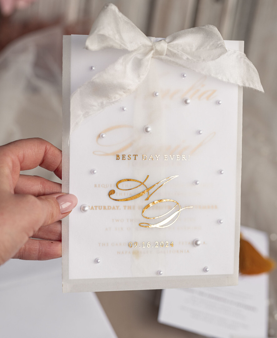 HOCHZEITS EINLADUNGEN Gold / Roségold / Silber / Glitzer Perlenbesetzte maßgeschneiderte elegante reinweiße Gold-Hochzeits-Einladungssuite, perlenbesetzte Hochzeitskarten, luxuriöse Hochzeitsstationery, Seidenband, vellum-beadetes Etui mit Ihrem Monogramm.