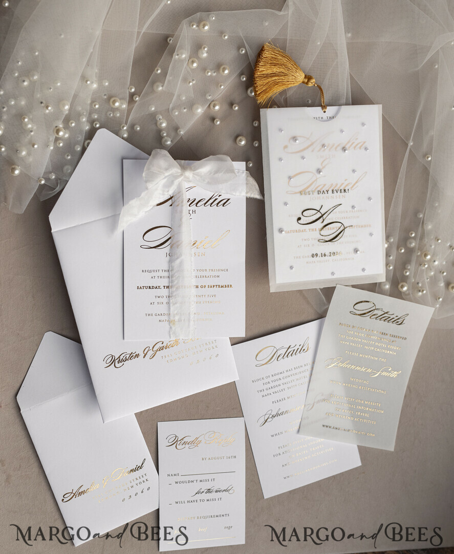 HOCHZEITS EINLADUNGEN Gold / Roségold / Silber / Glitzer Perlenbesetzte maßgeschneiderte elegante reinweiße Gold-Hochzeits-Einladungssuite, perlenbesetzte Hochzeitskarten, luxuriöse Hochzeitsstationery, Seidenband, vellum-beadetes Etui mit Ihrem Monogramm.