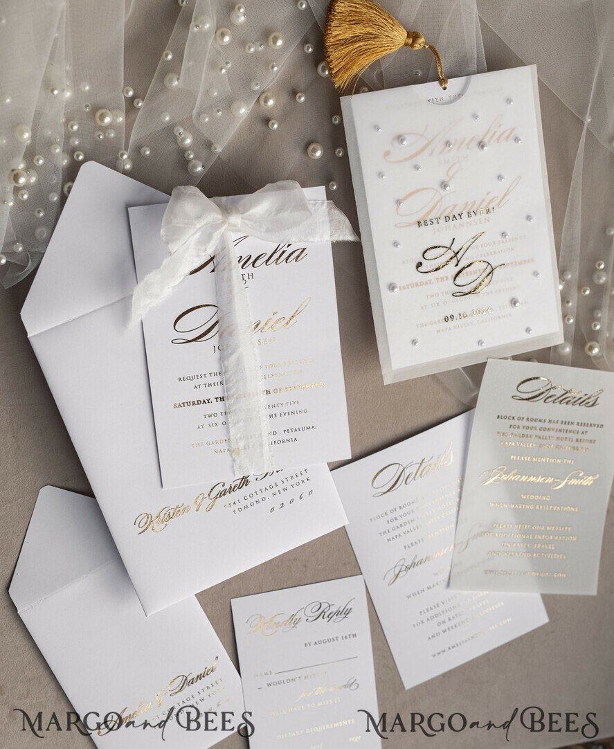 HOCHZEITS EINLADUNGEN Gold / Roségold / Silber / Glitzer Perlenbesetzte maßgeschneiderte elegante reinweiße Gold-Hochzeits-Einladungssuite, perlenbesetzte Hochzeitskarten, luxuriöse Hochzeitsstationery, Seidenband, vellum-beadetes Etui mit Ihrem Monogramm.