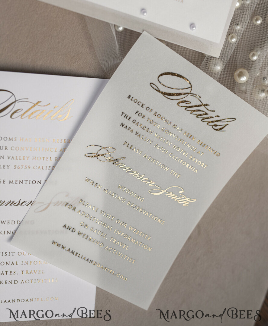 HOCHZEITS EINLADUNGEN Gold / Roségold / Silber / Glitzer Perlenbesetzte maßgeschneiderte elegante reinweiße Gold-Hochzeits-Einladungssuite, perlenbesetzte Hochzeitskarten, luxuriöse Hochzeitsstationery, Seidenband, vellum-beadetes Etui mit Ihrem Monogramm.