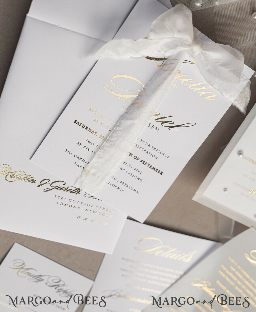 HOCHZEITS EINLADUNGEN Gold / Roségold / Silber / Glitzer Perlenbesetzte maßgeschneiderte elegante reinweiße Gold-Hochzeits-Einladungssuite, perlenbesetzte Hochzeitskarten, luxuriöse Hochzeitsstationery, Seidenband, vellum-beadetes Etui mit Ihrem Monogramm.