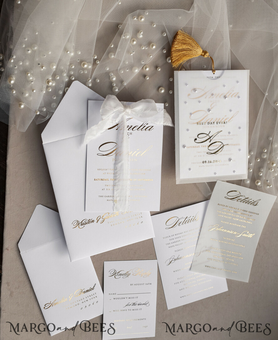 HOCHZEITS EINLADUNGEN Gold / Roségold / Silber / Glitzer Perlenbesetzte maßgeschneiderte elegante reinweiße Gold-Hochzeits-Einladungssuite, perlenbesetzte Hochzeitskarten, luxuriöse Hochzeitsstationery, Seidenband, vellum-beadetes Etui mit Ihrem Monogramm.