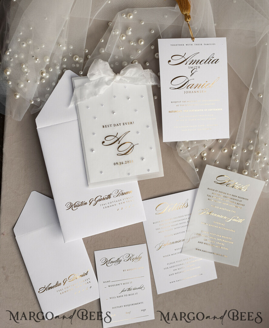 HOCHZEITS EINLADUNGEN Gold / Roségold / Silber / Glitzer Perlenbesetzte maßgeschneiderte elegante reinweiße Gold-Hochzeits-Einladungssuite, perlenbesetzte Hochzeitskarten, luxuriöse Hochzeitsstationery, Seidenband, vellum-beadetes Etui mit Ihrem Monogramm.