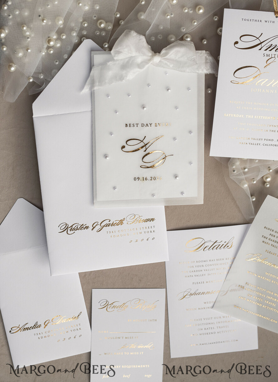 HOCHZEITS EINLADUNGEN Gold / Roségold / Silber / Glitzer Perlenbesetzte maßgeschneiderte elegante reinweiße Gold-Hochzeits-Einladungssuite, perlenbesetzte Hochzeitskarten, luxuriöse Hochzeitsstationery, Seidenband, vellum-beadetes Etui mit Ihrem Monogramm.