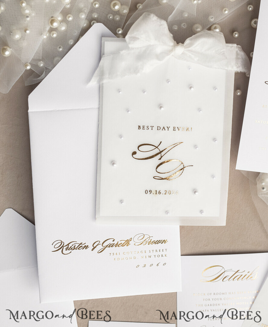HOCHZEITS EINLADUNGEN Gold / Roségold / Silber / Glitzer Perlenbesetzte maßgeschneiderte elegante reinweiße Gold-Hochzeits-Einladungssuite, perlenbesetzte Hochzeitskarten, luxuriöse Hochzeitsstationery, Seidenband, vellum-beadetes Etui mit Ihrem Monogramm.