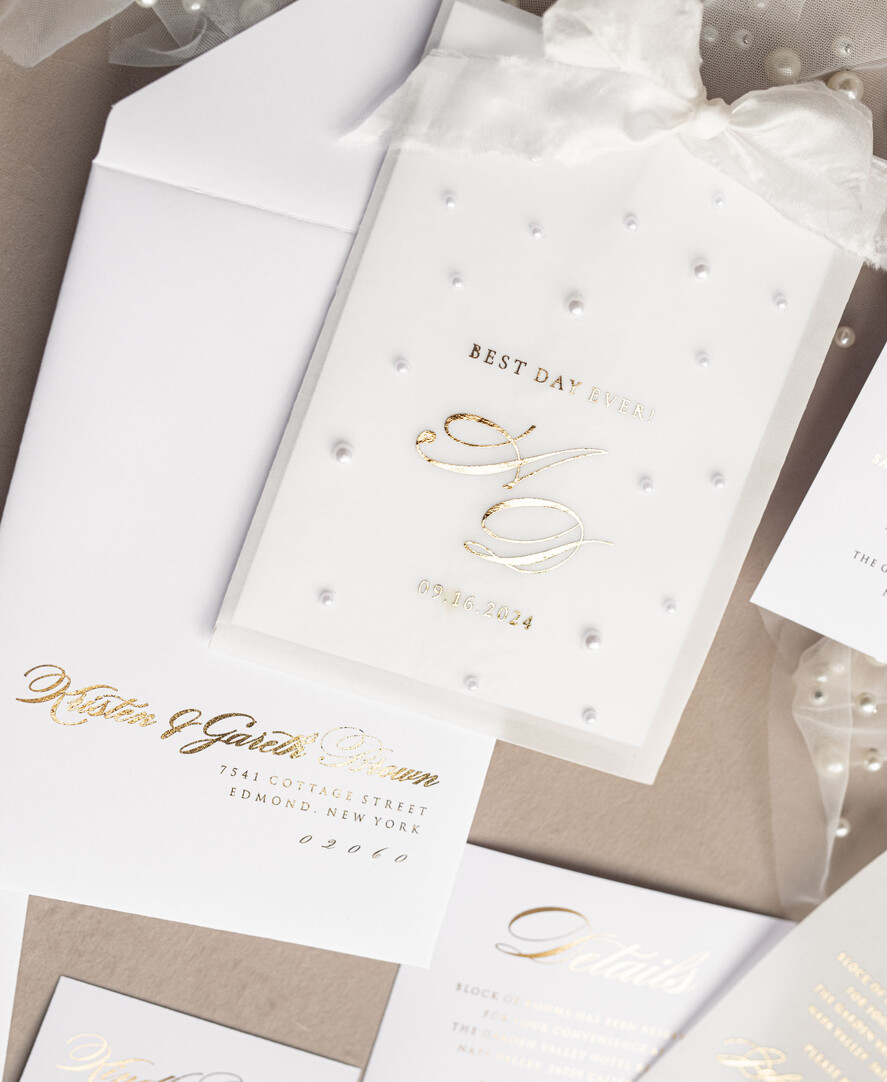 HOCHZEITS EINLADUNGEN Gold / Roségold / Silber / Glitzer Perlenbesetzte maßgeschneiderte elegante reinweiße Gold-Hochzeits-Einladungssuite, perlenbesetzte Hochzeitskarten, luxuriöse Hochzeitsstationery, Seidenband, vellum-beadetes Etui mit Ihrem Monogramm.