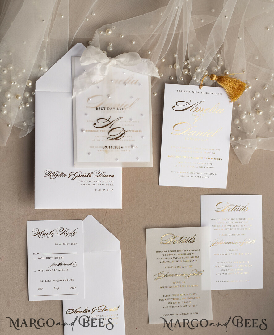 HOCHZEITS EINLADUNGEN Gold / Roségold / Silber / Glitzer Perlenbesetzte maßgeschneiderte elegante reinweiße Gold-Hochzeits-Einladungssuite, perlenbesetzte Hochzeitskarten, luxuriöse Hochzeitsstationery, Seidenband, vellum-beadetes Etui mit Ihrem Monogramm.