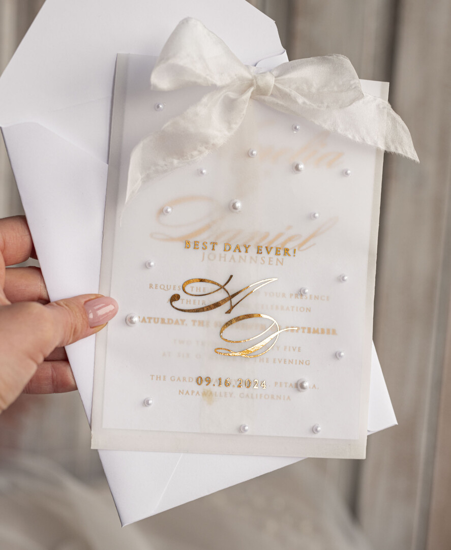 HOCHZEITS EINLADUNGEN Gold / Roségold / Silber / Glitzer Perlenbesetzte maßgeschneiderte elegante reinweiße Gold-Hochzeits-Einladungssuite, perlenbesetzte Hochzeitskarten, luxuriöse Hochzeitsstationery, Seidenband, vellum-beadetes Etui mit Ihrem Monogramm.