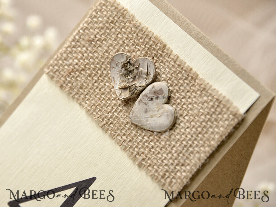 TISCHDEKORATIONSCHILDER Holz Eco Rustikale Tischnummern Rustikale Hochzeits Tischkarten mit Jute und Holzherzen, Scheunenhochzeit Tischkarten, elegante, umweltfreundliche, romantische personalisierte Karten, einfache rustikale Hochzeits Tischdekoration.