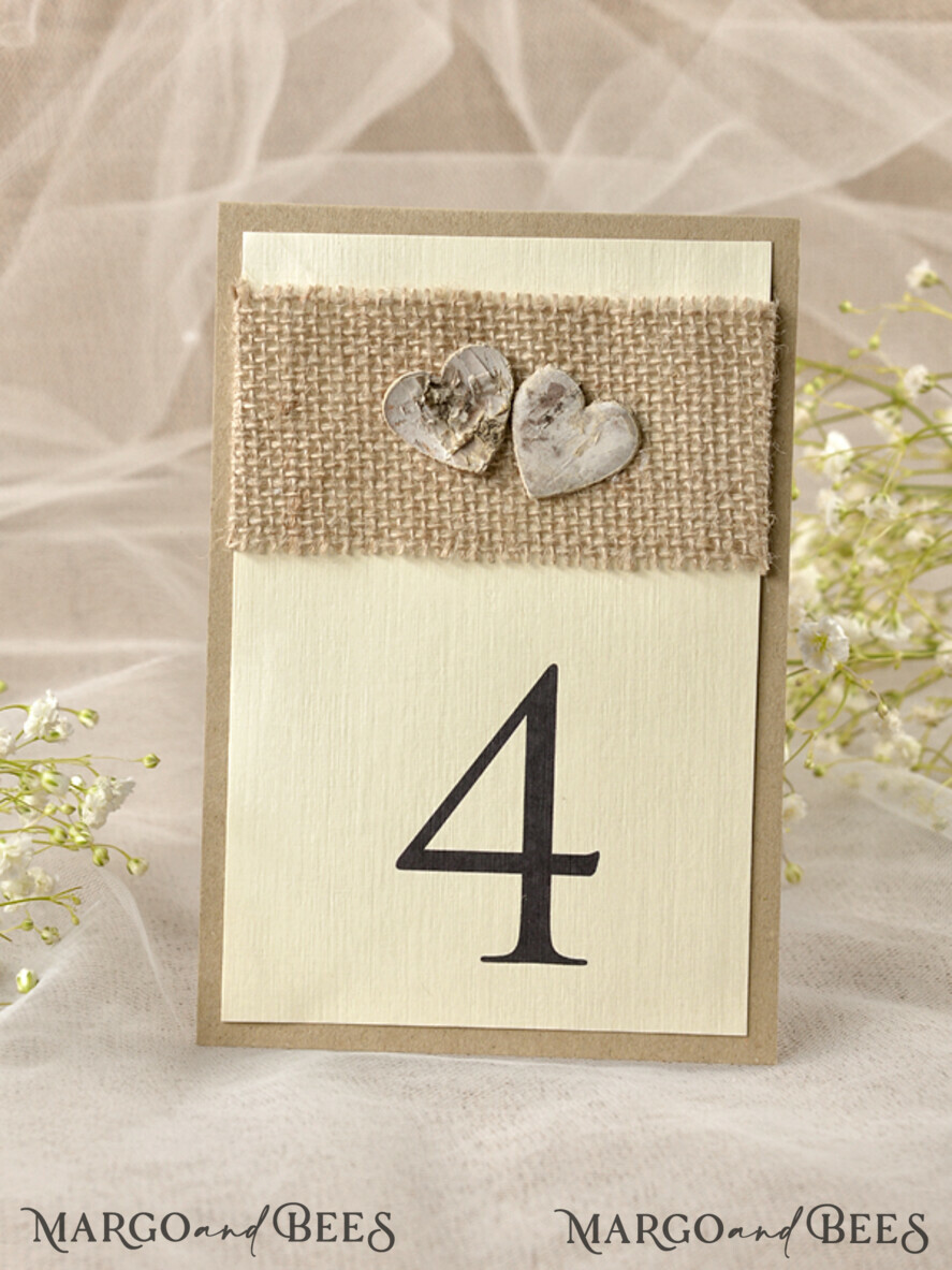 TISCHDEKORATIONSCHILDER Holz Eco Rustikale Tischnummern Rustikale Hochzeits Tischkarten mit Jute und Holzherzen, Scheunenhochzeit Tischkarten, elegante, umweltfreundliche, romantische personalisierte Karten, einfache rustikale Hochzeits Tischdekoration.