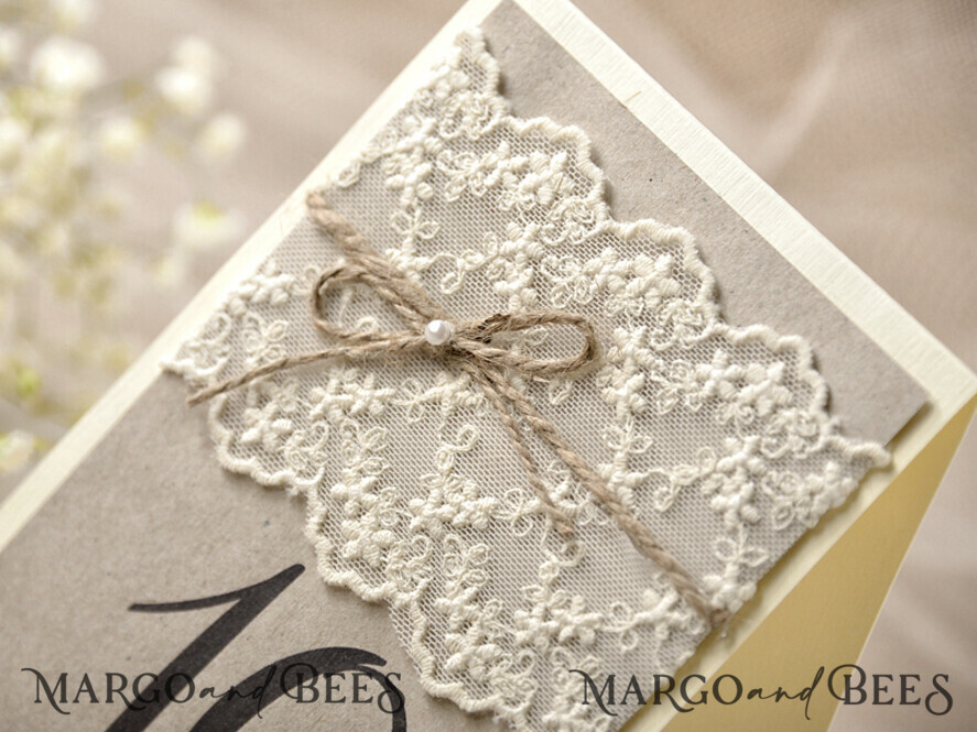 TISCHDEKORATIONSCHILDER Holz Eco Rustikale Tischnummern Rustikale Eco-Hochzeitstischnummer mit Jute-Schnur, natürliche Hochzeitstischkarten, elegante romantische personalisierte Karten, einfache rustikale ecrufarbene Spitzenhochzeitstischdekoration.