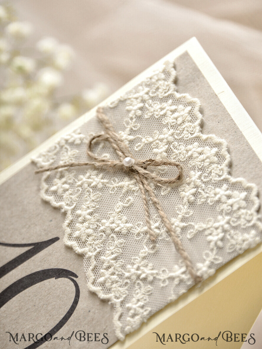TISCHDEKORATIONSCHILDER Holz Eco Rustikale Tischnummern Rustikale Eco-Hochzeitstischnummer mit Jute-Schnur, natürliche Hochzeitstischkarten, elegante romantische personalisierte Karten, einfache rustikale ecrufarbene Spitzenhochzeitstischdekoration.