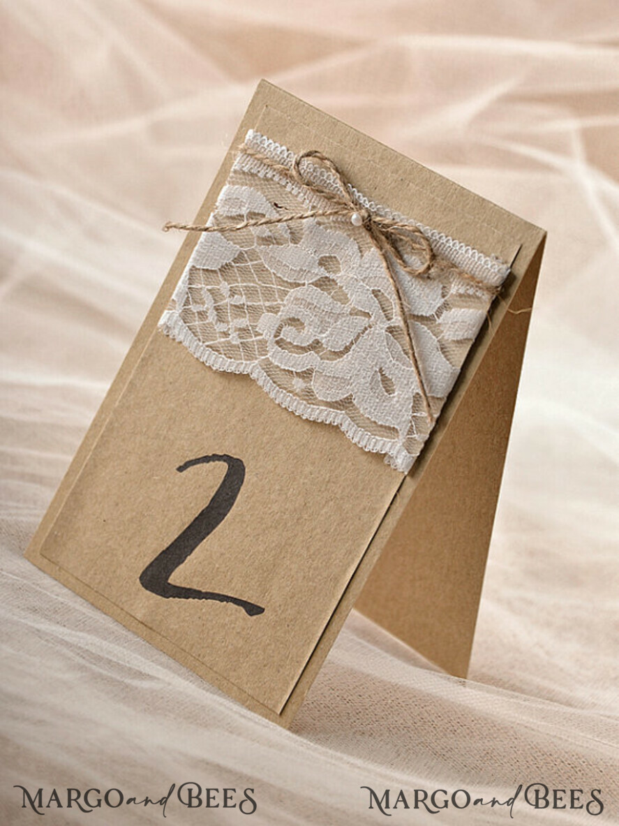 TISCHDEKORATIONSCHILDER Holz Eco Rustikale Tischnummern Rustikale Eco-Braun und Spitzenhochzeits-Tischnummern, Scheunenhochzeit Tischkarten, Eco romantische personalisierte Karten, Bastel-Hochzeits-Tischdekoration, einfache rustikale Tischschilder.