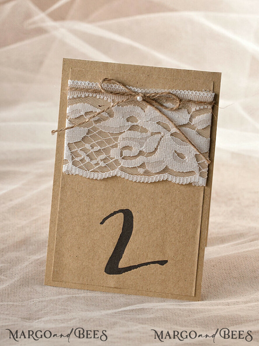 TISCHDEKORATIONSCHILDER Holz Eco Rustikale Tischnummern Rustikale Eco-Braun und Spitzenhochzeits-Tischnummern, Scheunenhochzeit Tischkarten, Eco romantische personalisierte Karten, Bastel-Hochzeits-Tischdekoration, einfache rustikale Tischschilder.