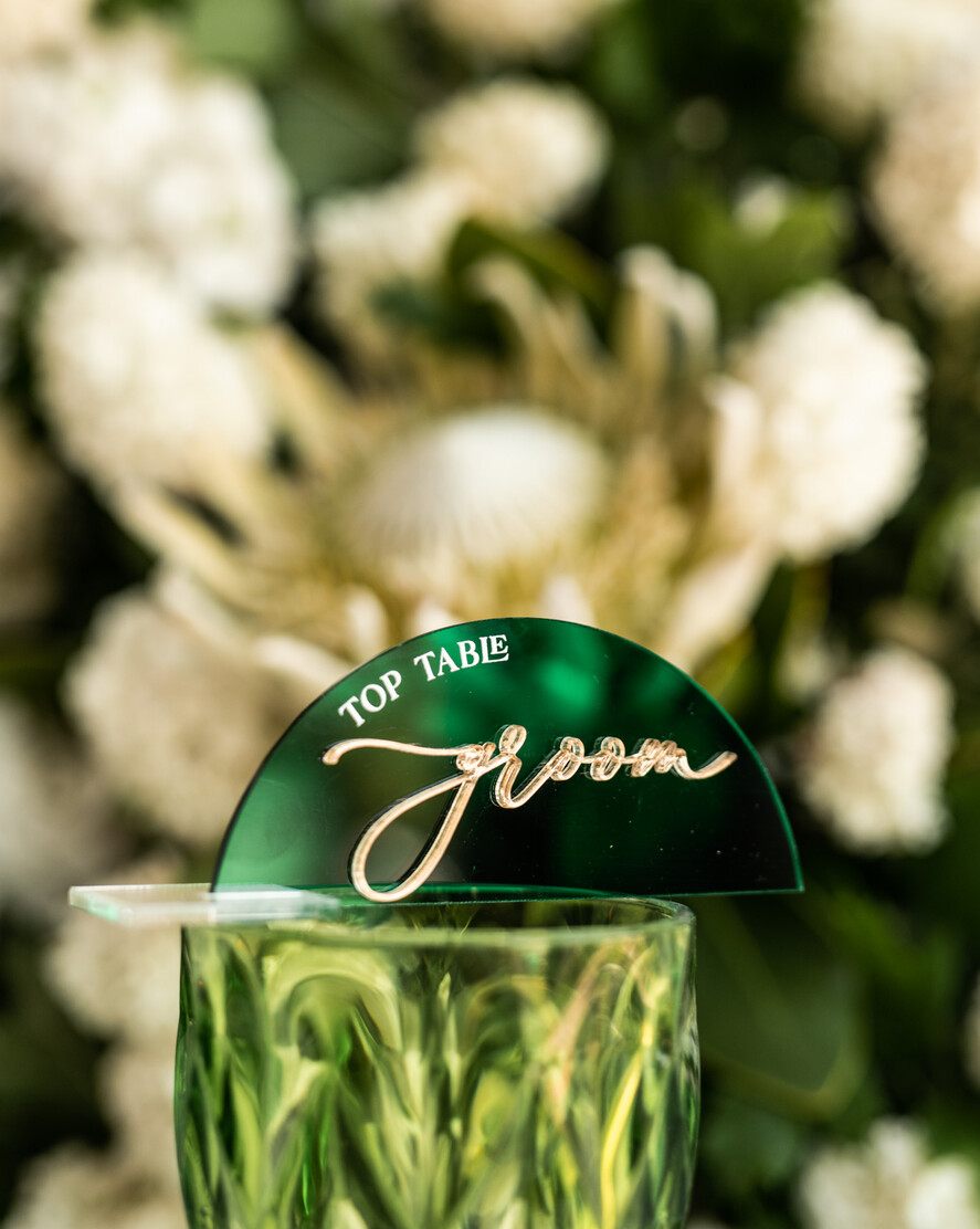 PLACE CARDS / TABLE CARDS Acrylic Gold Clear / Wood 3D Modern Arch Green Acrylic Place Card with Stand, Premium Wedding Seat Cards, Green Acrylic Name Card, Luxury Seating Card, Gold 3D Guest Names, Editable Text