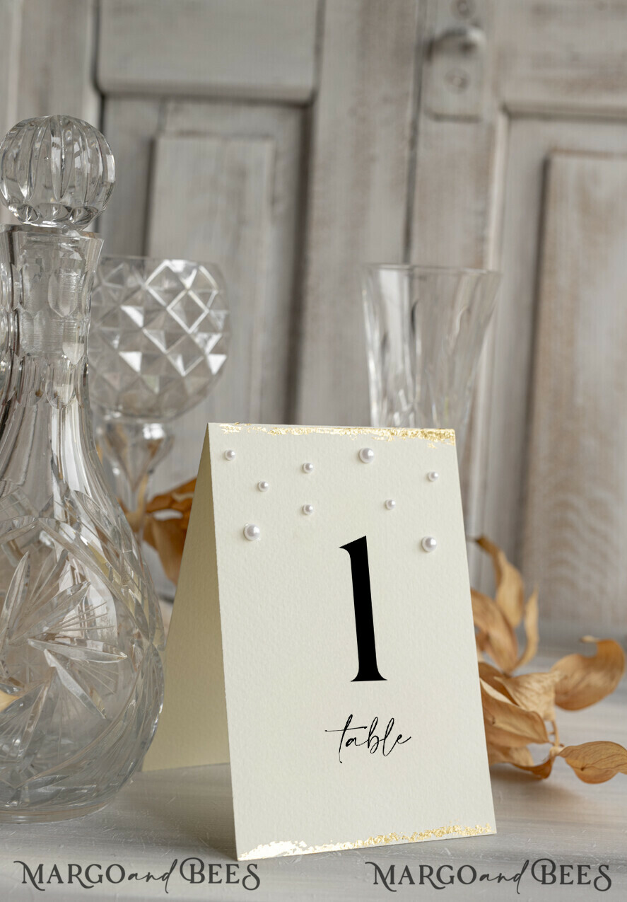 TISCHDEKORATIONSCHILDER Glitzer Luxus Hochzeit Tischnummernkarten mit Perlen und goldfarbigem Rand – Texturiertes Elfenbeinpapier, Zeltstil