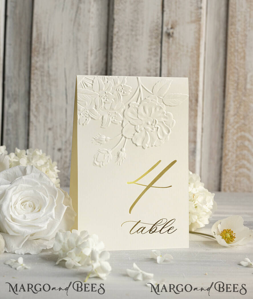 TISCHDEKORATIONSCHILDER Glitzer Elegante goldene Hochzeits-Tischnummernkarten mit geprägtem floralen Design, elfenbeinerne strukturierte Papiere, gefalteter Zeltstil, klassische Schriftart, luxuriöse Empfangsdekoration