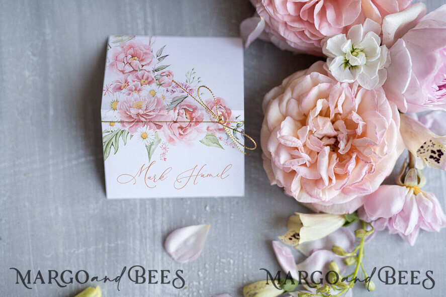 PLATZKARTEN / TISCHKARTEN
Romantisches Boho/ Botanisch/ Floral Blumen Tischkarten, romantische Hochzeit Tischkarten, individuelle Formulierungen luxuriöse weiße Namensschilder, elegante Tischdekoration, handgemachte Hochzeitstischkarten mit goldener Schnur.
