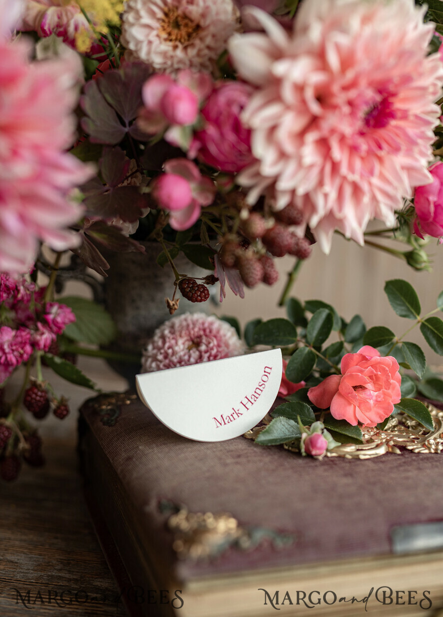 PLACE CARDS / TABLE CARDS Romantic Boho/ Botanical/ Floral Maroon Wedding Place Card, Geometric Round Name Tag, Elegant Table Decor, Marsala Place Cards, Custom Wording Table Place Names, Minimalist Burgundy Place Cards