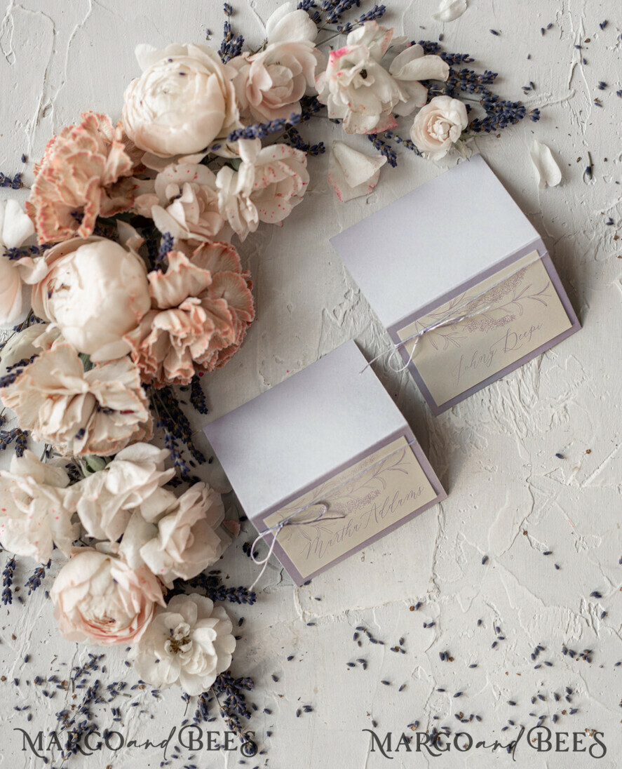 PLATZKARTEN / TISCHKARTEN
Romantisches Boho/ Botanisch/ Floral Zarte Flieder-Hochzeitsplatzkarte mit lila Schnur, Lavendel-Hochzeitsplatzkarten, Boho-Namensschilder, florale Tischdekoration, elegante Hochzeits-Tischnamensschilder