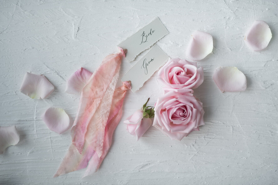 PLACE CARDS / TABLE CARDS Romantic Boho/ Botanical/ Floral White Deckle-Edge Wedding Place Cards with Dyed Silk Ribbon, Elegant Custom Wording Table Place Cards, Minimalistic Name Tags, Simple Modern Wedding Stationery