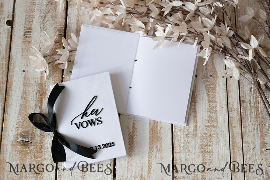 HOCHZEITSVERSPRECHEN
Acrylklar Gold Elegante klassische Braut- und Bräutigam-Eheversprechen-Bücher, Schwarz-weiße Hochzeitsversprechen-Bücher im Set von zwei, Samt personalisierte Eheversprechen-Heftchen, Goldener Spiegel für seine und ihre Eheversprechen-Bücher, Acryl seine und ihre goldene individuelle Hochzeitsversprechen-Hüllen, Brautparty-Geschenk.