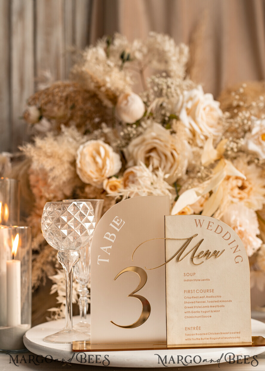 TISCHDEKORATIONSCHILDER Samt Tischnummern und Dekoration Acrylbogen Tischnummer & Dinner-Menü-Kombination, gefrorenes Elfenbein-Acryl-Gold-Schild, goldene gefrostete Plexi-Velours-Tischnummern & Menü-Kombination, luxuriöse Hochzeits-Tischdekoration, Hochzeitsbeschilderung goldene Spiegeltischnummern & Menü