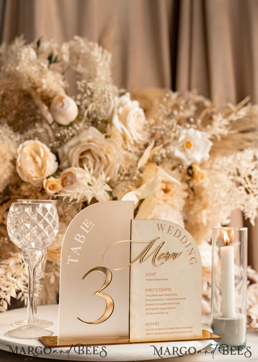 TISCHDEKORATIONSCHILDER Samt Tischnummern und Dekoration Acrylbogen Tischnummer & Dinner-Menü-Kombination, gefrorenes Elfenbein-Acryl-Gold-Schild, goldene gefrostete Plexi-Velours-Tischnummern & Menü-Kombination, luxuriöse Hochzeits-Tischdekoration, Hochzeitsbeschilderung goldene Spiegeltischnummern & Menü