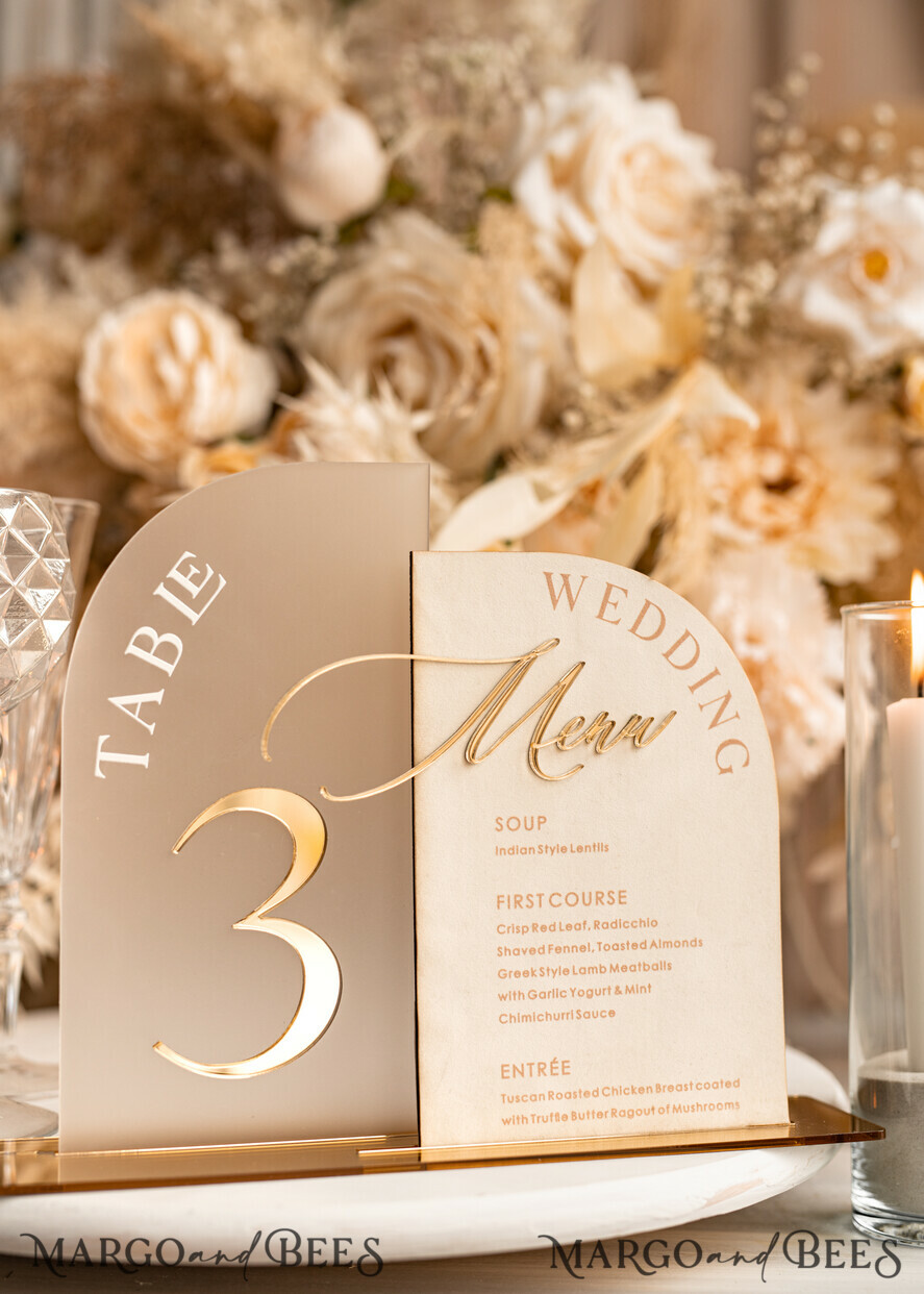 TISCHDEKORATIONSCHILDER Samt Tischnummern und Dekoration Acrylbogen Tischnummer & Dinner-Menü-Kombination, gefrorenes Elfenbein-Acryl-Gold-Schild, goldene gefrostete Plexi-Velours-Tischnummern & Menü-Kombination, luxuriöse Hochzeits-Tischdekoration, Hochzeitsbeschilderung goldene Spiegeltischnummern & Menü