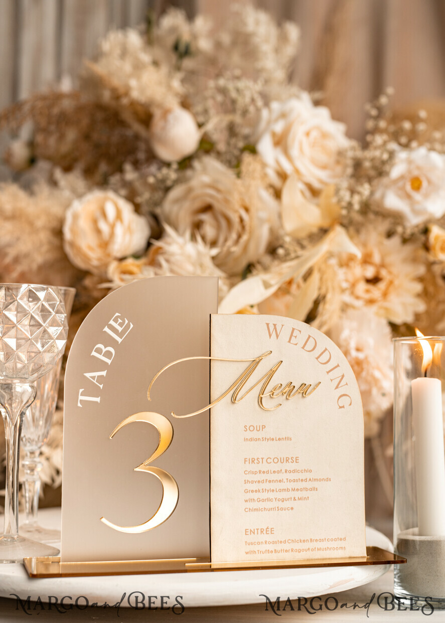 TISCHDEKORATIONSCHILDER Samt Tischnummern und Dekoration Acrylbogen Tischnummer & Dinner-Menü-Kombination, gefrorenes Elfenbein-Acryl-Gold-Schild, goldene gefrostete Plexi-Velours-Tischnummern & Menü-Kombination, luxuriöse Hochzeits-Tischdekoration, Hochzeitsbeschilderung goldene Spiegeltischnummern & Menü