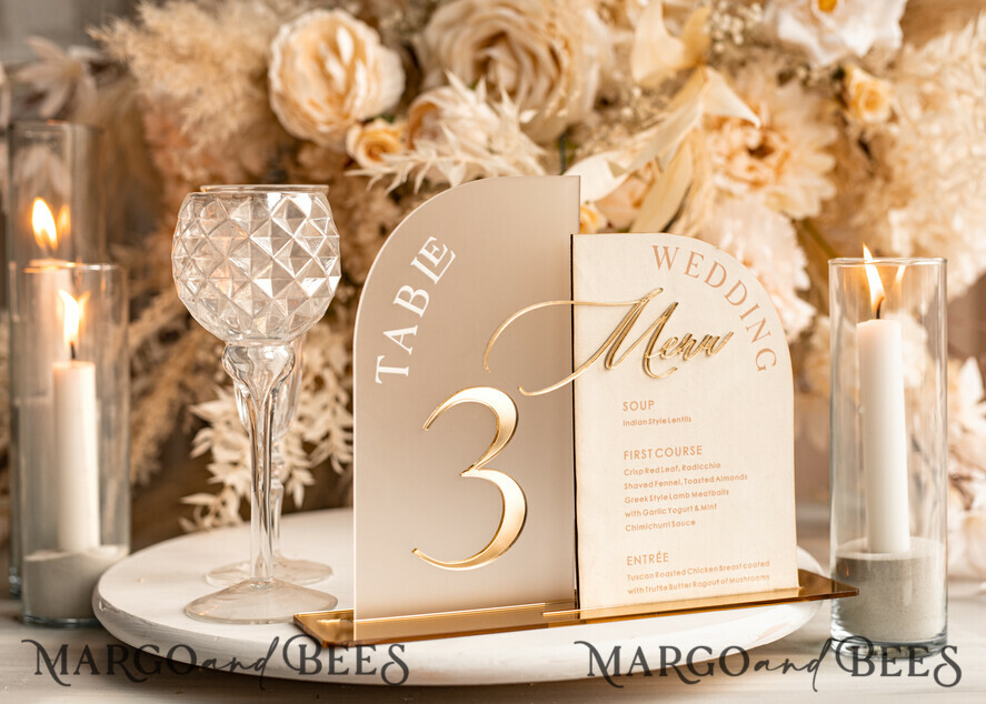 TISCHDEKORATIONSCHILDER Samt Tischnummern und Dekoration Acrylbogen Tischnummer & Dinner-Menü-Kombination, gefrorenes Elfenbein-Acryl-Gold-Schild, goldene gefrostete Plexi-Velours-Tischnummern & Menü-Kombination, luxuriöse Hochzeits-Tischdekoration, Hochzeitsbeschilderung goldene Spiegeltischnummern & Menü