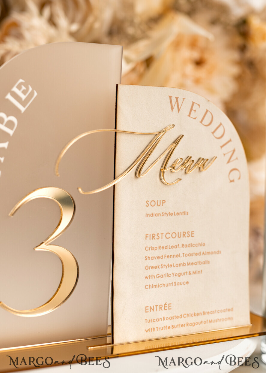 TISCHDEKORATIONSCHILDER Samt Tischnummern und Dekoration Acrylbogen Tischnummer & Dinner-Menü-Kombination, gefrorenes Elfenbein-Acryl-Gold-Schild, goldene gefrostete Plexi-Velours-Tischnummern & Menü-Kombination, luxuriöse Hochzeits-Tischdekoration, Hochzeitsbeschilderung goldene Spiegeltischnummern & Menü